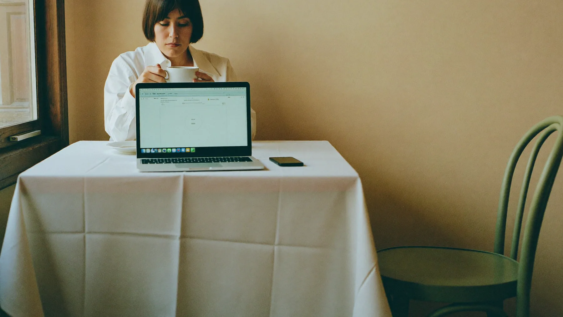 Dueña de un restaurante configurando el agente desde su laptop en una mesa del local antes de abrir