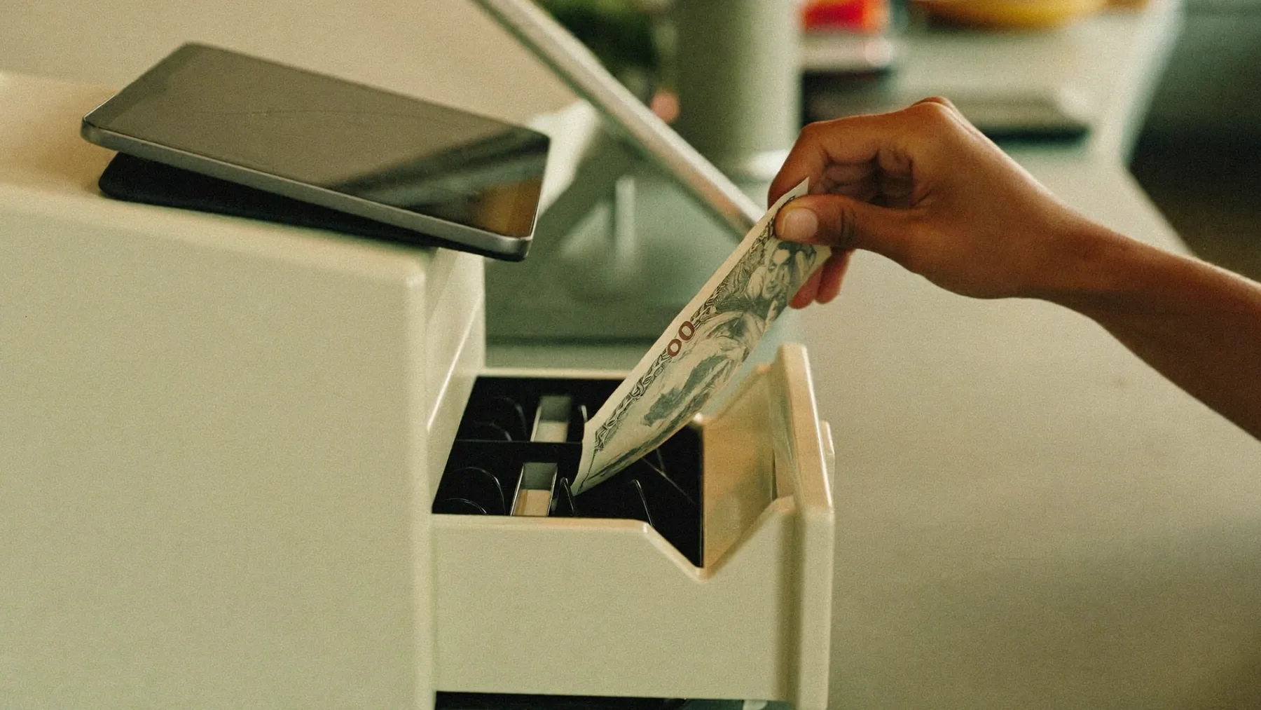 Cajón de dinero abriéndose al cobrar una venta en el mostrador