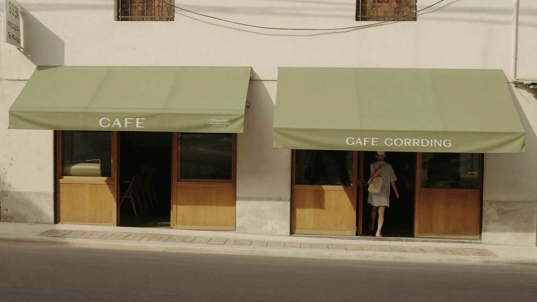 Dos locales de la misma cafetería en la misma cuadra